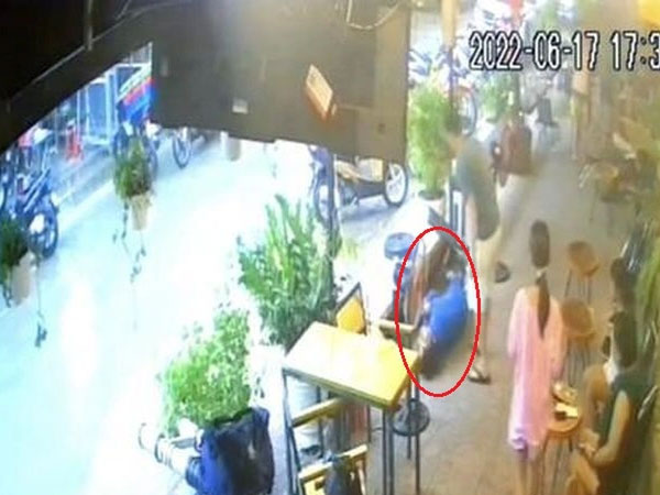 Ngồi bấm điện thoại trong quán cà phê, thanh niên gục xuống tử vong sau tiếng sét