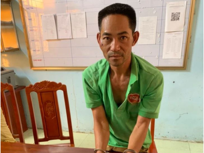 Bị kiểm tra, tài xế tông vào xe CSGT bỏ chạy rồi dùng dao đâm cảnh sát