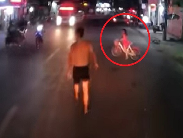 Hành động nhỏ trên đường của người đàn ông khiến dân mạng đua nhau 'thả tim'