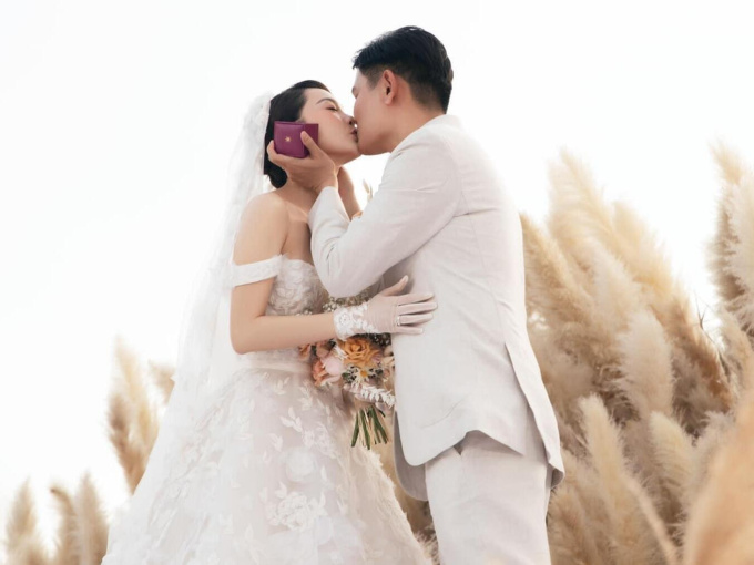 Minh Hằng và chồng đại gia khóc trong đám cưới, Diệu Nhi bắt được hoa cưới