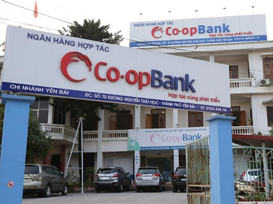 Bắt tạm giam cán bộ ngân hàng chiếm đoạt tiền của gần 100 khách hàng