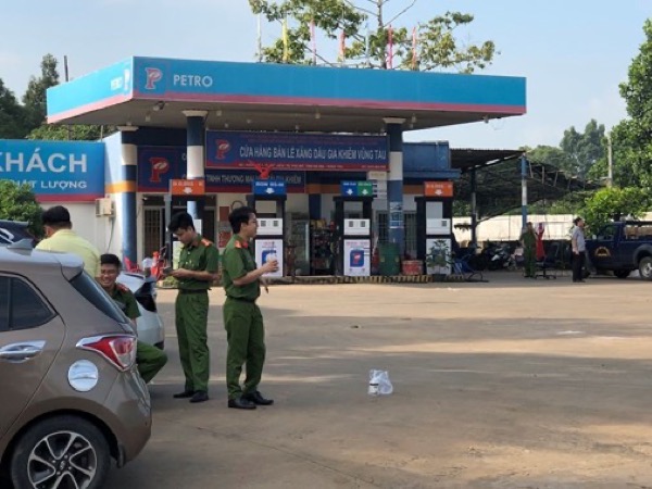 Phong tỏa, khám xét trong đêm một cây xăng nghi làm xăng giả quy mô lớn
