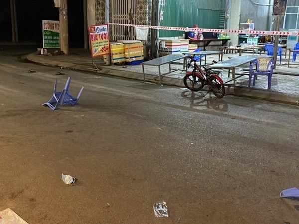Đập ly bia vào đầu chủ quán nhậu, thanh niên bị đâm chết