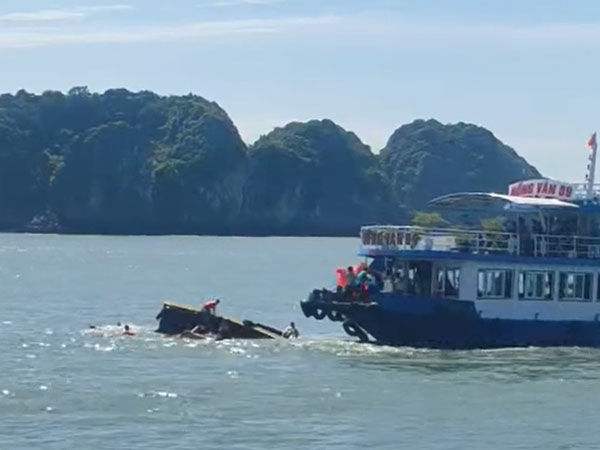 Va chạm với tàu du lịch, tàu chuyển tải bị chìm khiến 1 nữ du khách tử vong