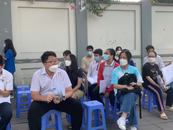 Hình ảnh trước giờ thi môn Toán vào lớp 10 ở Hà Nội sáng 19/6