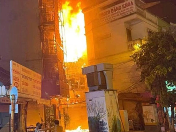 Cả khu phố náo loạn khi phát hiện lửa bốc lên ngùn ngụt từ căn nhà 4 tầng ở Hà Nội