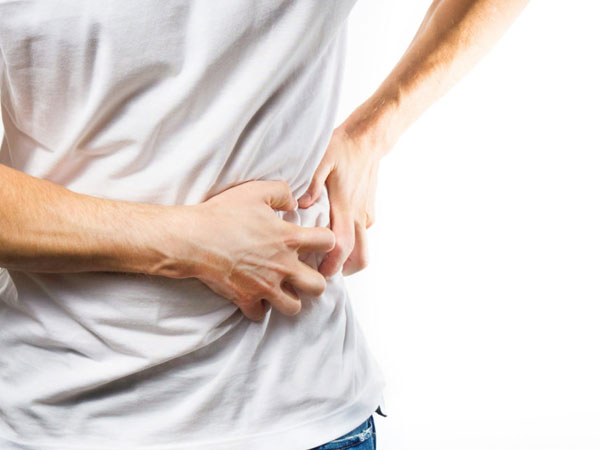 Đau thắt lưng nhưng cứ lờ đi, người đàn ông không cử động nổi, phải nhập viện cấp cứu