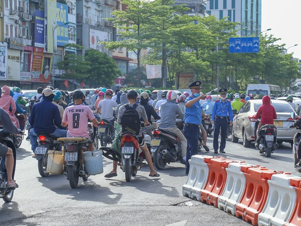 Tổ chức lại giao thông tại Ngã Tư Sở: Lực lượng chức năng căng mình, người dân dần tuân thủ
