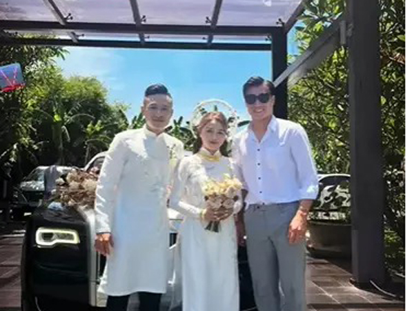 Bùi Tiến Dũng lái Roll Royce trong đám cưới bạn thân