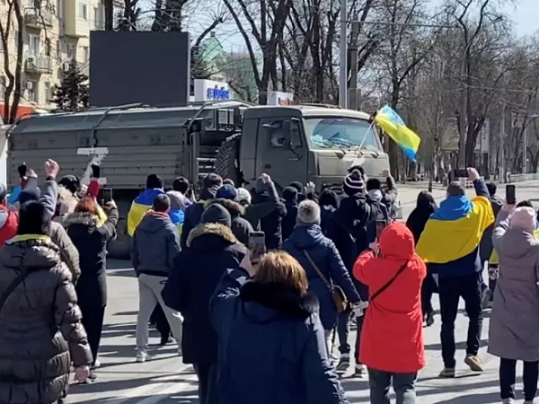 Ukraine nói phá vỡ phòng tuyến Nga, Moscow tấn công sân bay ở Odessa