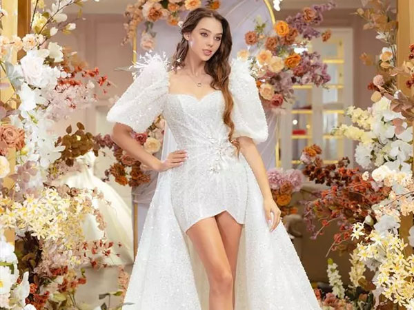 Vợ Tây của Bùi Tiến Dũng gây tranh cãi vì nghi vấn mặc lại váy cưới của mình đi dự đám cưới người khác