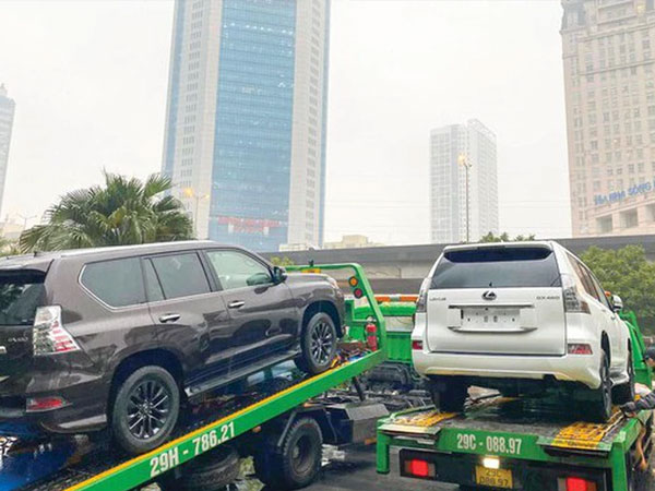 Giải mã bất thường đường dây nhập siêu xe biếu tặng