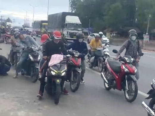 Clip: Gặp phải 'ma trận đinh', hàng loạt ô tô xe máy thủng lốp trên quốc lộ