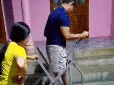Nhận được món quà sức khỏe do tự tay 'cậu ấm' làm, bố hớn hở dùng thử và cái kết suýt 'chấn thương sọ não'