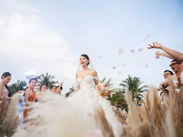 Điểm qua loạt chi phí mà Minh Hằng đầu tư cho lễ cưới 'khủng' bên bờ biển, sương sương cũng vài tỷ đồng
