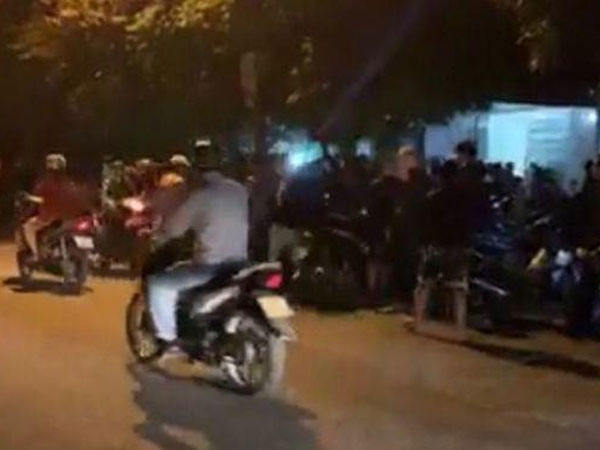 2 người dân đang ngồi hóng mát bất ngờ bị 4 kẻ đi xe máy áp sát, dí dao vào cổ