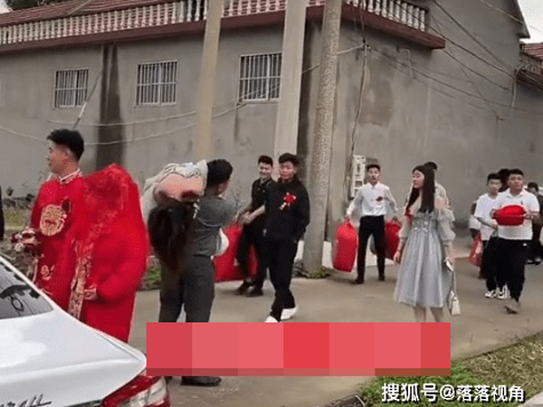 Phù rể phù dâu 'giật' sự chú ý của tân lang tân nương ngay trong đám cưới vì hành động 'bỏng mắt' này