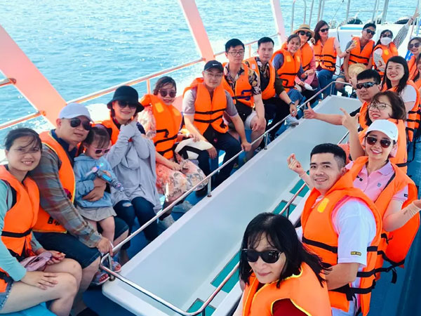 Thời bùng nổ: Vé bay đắt đỏ, xe tour hết sạch, khách sạn nhẵn phòng
