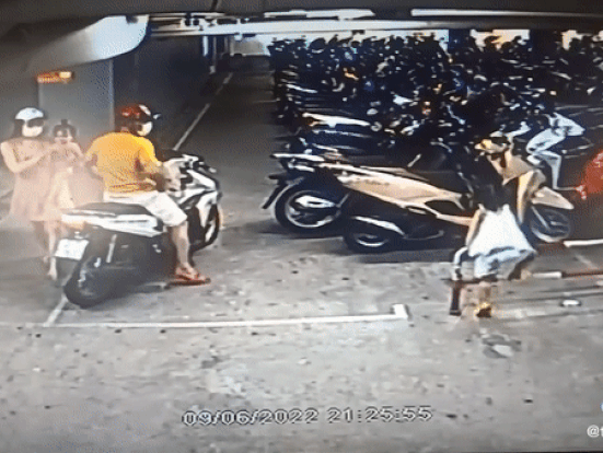 Bé gái ngã lộn nhào trên thanh chắn, phản xạ của người bố khiến bậc làm cha mẹ đồng cảm