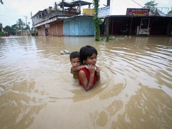 Mưa lũ khủng khiếp ở Ấn Độ, Bangladesh, nhấn chìm cả sân bay