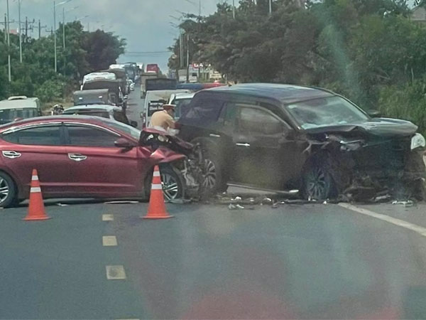 Hai ô tô tông nhau trên quốc lộ, 9 người bị thương nặng