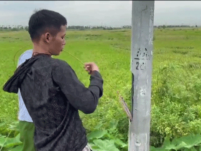 Gã trai mất 2 ngón tay thoăn thoắt cắt trộm dây cáp điện cột đèn cao áp