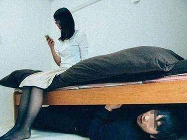 Trốn dưới gầm giường rình vợ ngoại tình suốt 8 tiếng, người đàn ông rơi vào cảnh thảm hại