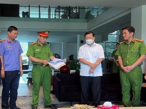 Hình ảnh bắt, khám nhà nguyên Chủ tịch HĐQT Công ty Nhơn Trạch