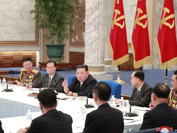 Ông Kim Jong-un bất ngờ triệu tập tướng lĩnh