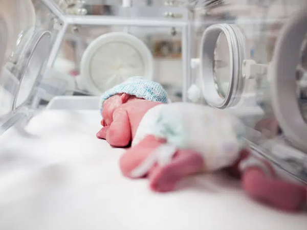 Mổ đẻ, bác sĩ 'xẻo' luôn cả tai em bé