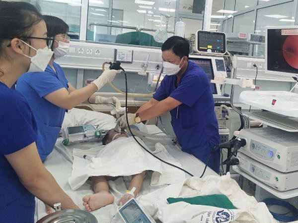 Bé trai gần 3 tuổi đột ngột quấy khóc, tím tái rồi ngất lịm phải cấp cứu, 'thủ phạm' bất ngờ đến từ một bữa ăn