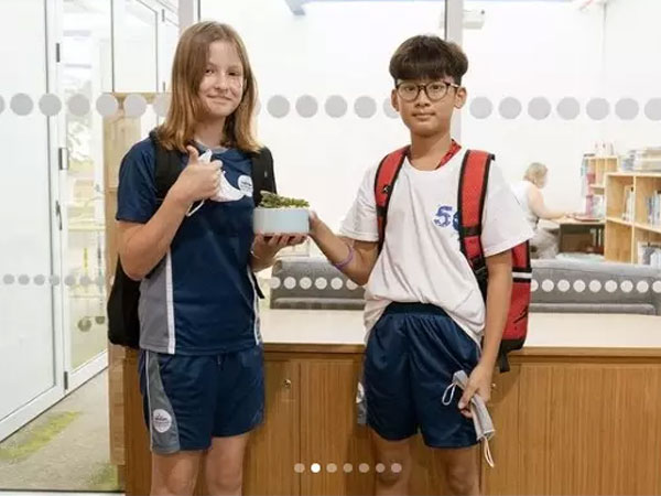 Quý tử 11 tuổi của Lệ Quyên tỏ tình 'như người lớn' với bạn gái Tây