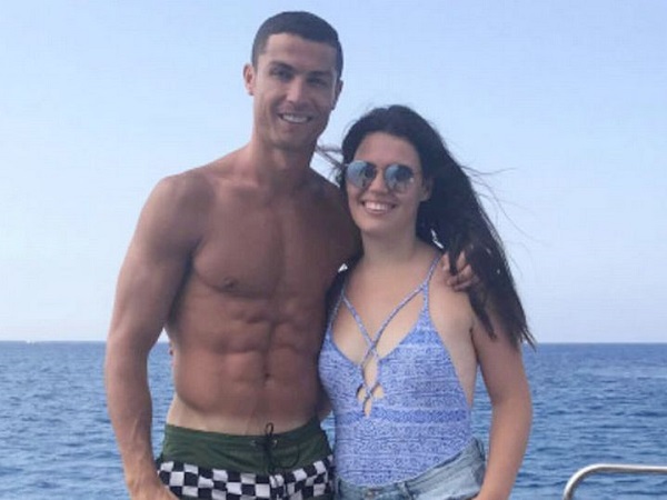 Cháu gái Ronaldo 'nghiện' khoe dáng nóng bóng trong bộ bikini