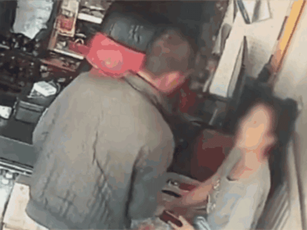 Clip: Từ chối mở nắp chai, người phụ nữ bị gã đàn ông đánh sấp mặt