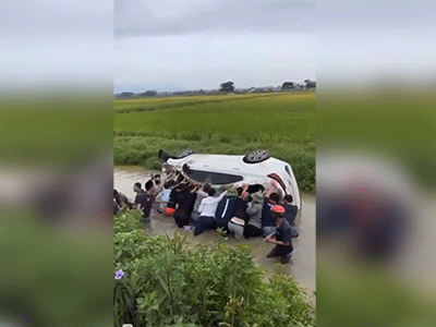 Ôtô bất ngờ mất lái lao xuống mương nước lật ngửa, hàng chục người hợp sức giải cứu 2 cháu bé bị mắc kẹt
