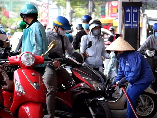 Xăng tăng giá, tài xế bỏ nghề, hãng xe lo trụ không nổi