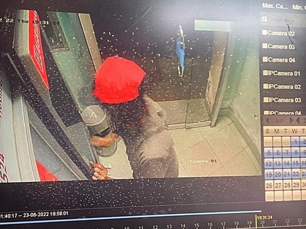 Một phụ nữ dùng đá phá tan tành trụ ATM