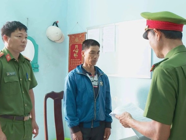 Người cha dùng kéo đâm trọng thương con trai bị khởi tố tội giết người