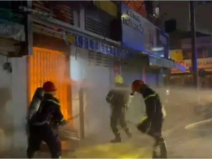 Cháy nhà 3 tầng giữa trung tâm TP.HCM, hai người bị mắc kẹt gào thét kêu cứu