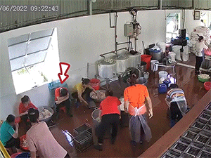 Video: Đang nghỉ ngơi, người phụ nữ bỗng lăn ra ngất xỉu khiến dân mạng tranh luận về ẩn tình phía sau