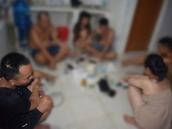 4 nam, 2 nữ làm chuyện phi pháp trong căn nhà trọ kín cửa