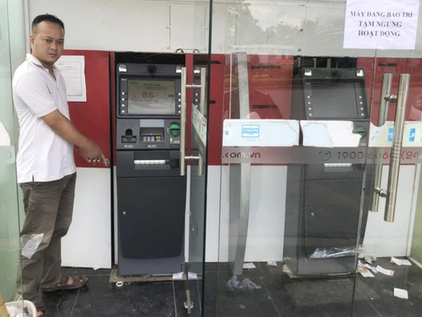 Chiêu thức tinh vi của đối tượng trộm gần 500 triệu đồng từ trụ ATM trong khu công nghiệp