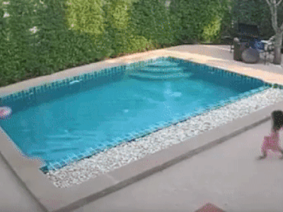 Thót tim khoảnh khắc bé gái chới với dưới bể bơi, phản ứng nhanh trí của chị gái 3 tuổi cứu em thoái khỏi 'cửa tử'
