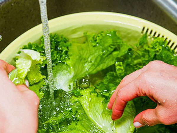 Những sai lầm tai hại khi rửa rau củ chẳng những không sạch mà còn 'rước bệnh' vào người