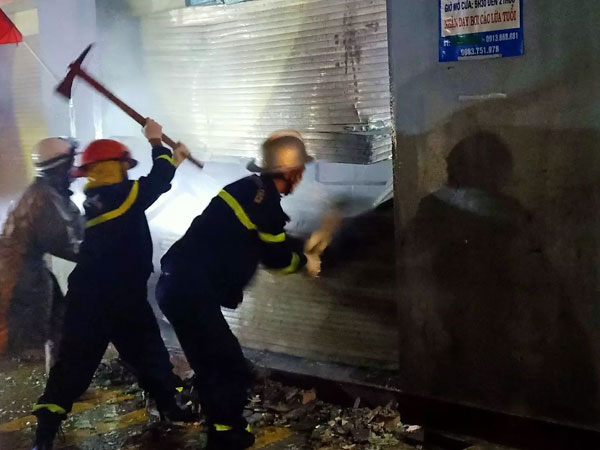 Phá cửa căn nhà đang bốc cháy ở Hà Nội, cứu 4 người mắc kẹt