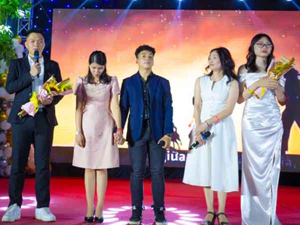 Nam sinh khuyên bố: ‘Con lớn rồi, bố hãy đi bước nữa’ trước toàn trường