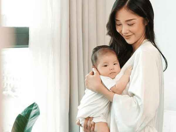 Salim kể lại loạt kỷ niệm đáng nhớ khi lần đầu làm mẹ, ái nữ hào môn ngày càng xinh xắn, đúng chuẩn mỹ nhân tương lai của Vbiz