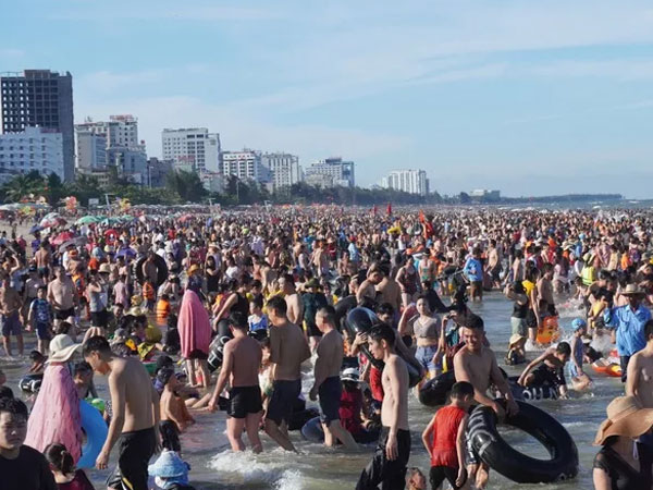 Nắng 'như thiêu đốt', biển người đổ về Sầm Sơn 'giải nhiệt'