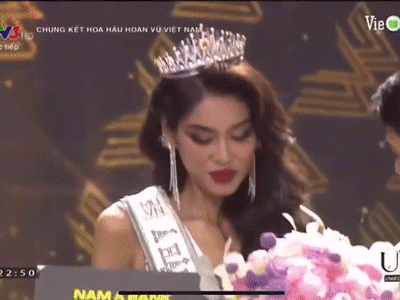 Video: Á hậu 1 Thảo Nhi bị rơi vương miện ngay khi nhận giải