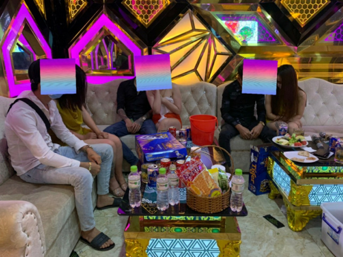Nữ tiếp viên thoát y 'hát với khách' trong phòng karaoke